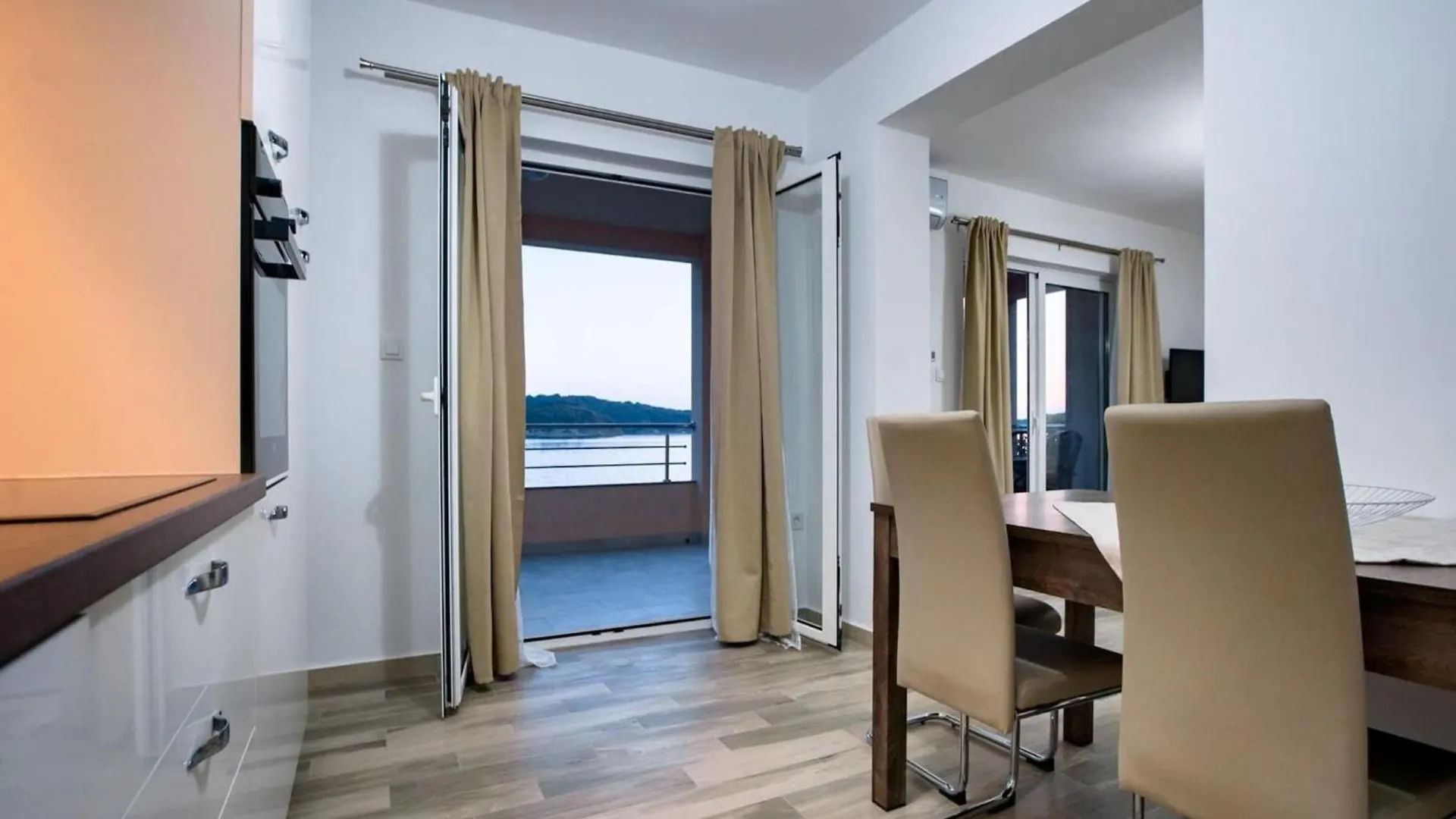 Botel Villa Gulli - Apartment Gold With Private Beach Supetarska Draga Croatia